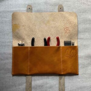 ‘Adjustable double leather case for pens or small accessories’