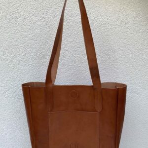 Leather tote bag with magnetic closure