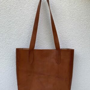 Leather tote bag with magnetic closure