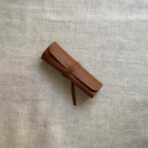 Small leather pen roll for short pens (max. height 12 cm (4,7 in)