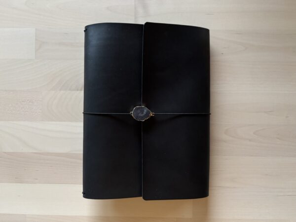 Classic trifold leather journal - Image 18