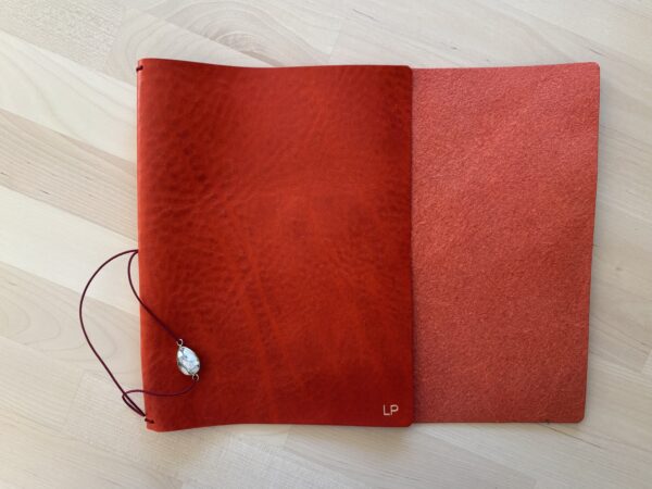 Classic trifold leather journal - Image 20