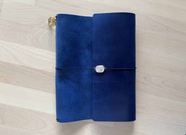 Trifold leather journal with two pockets inside - Image 6