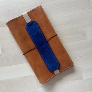 Single pen sleeve with elastic band